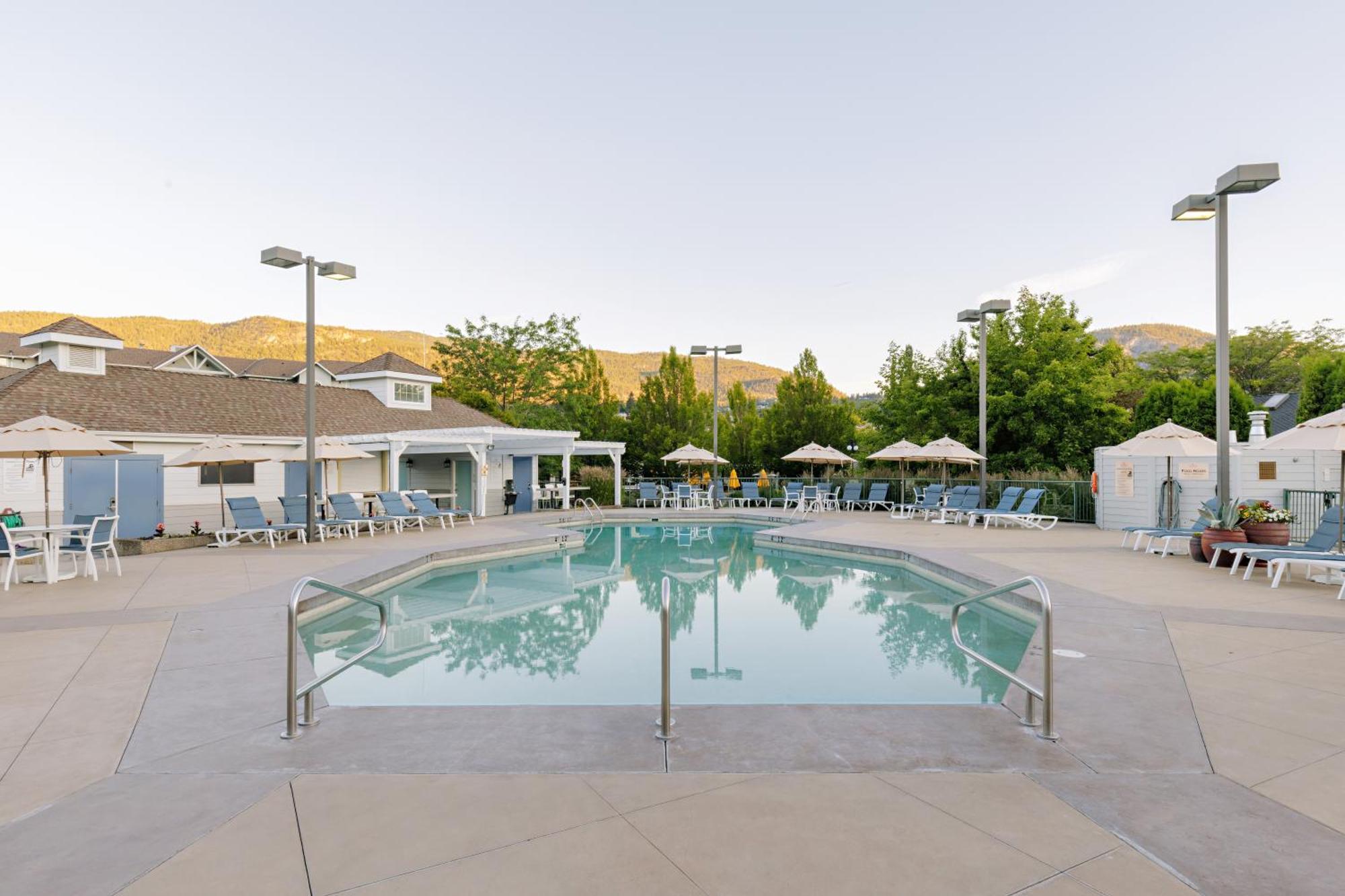 Balcomo, A Ramada By Wyndham Penticton Exterior foto