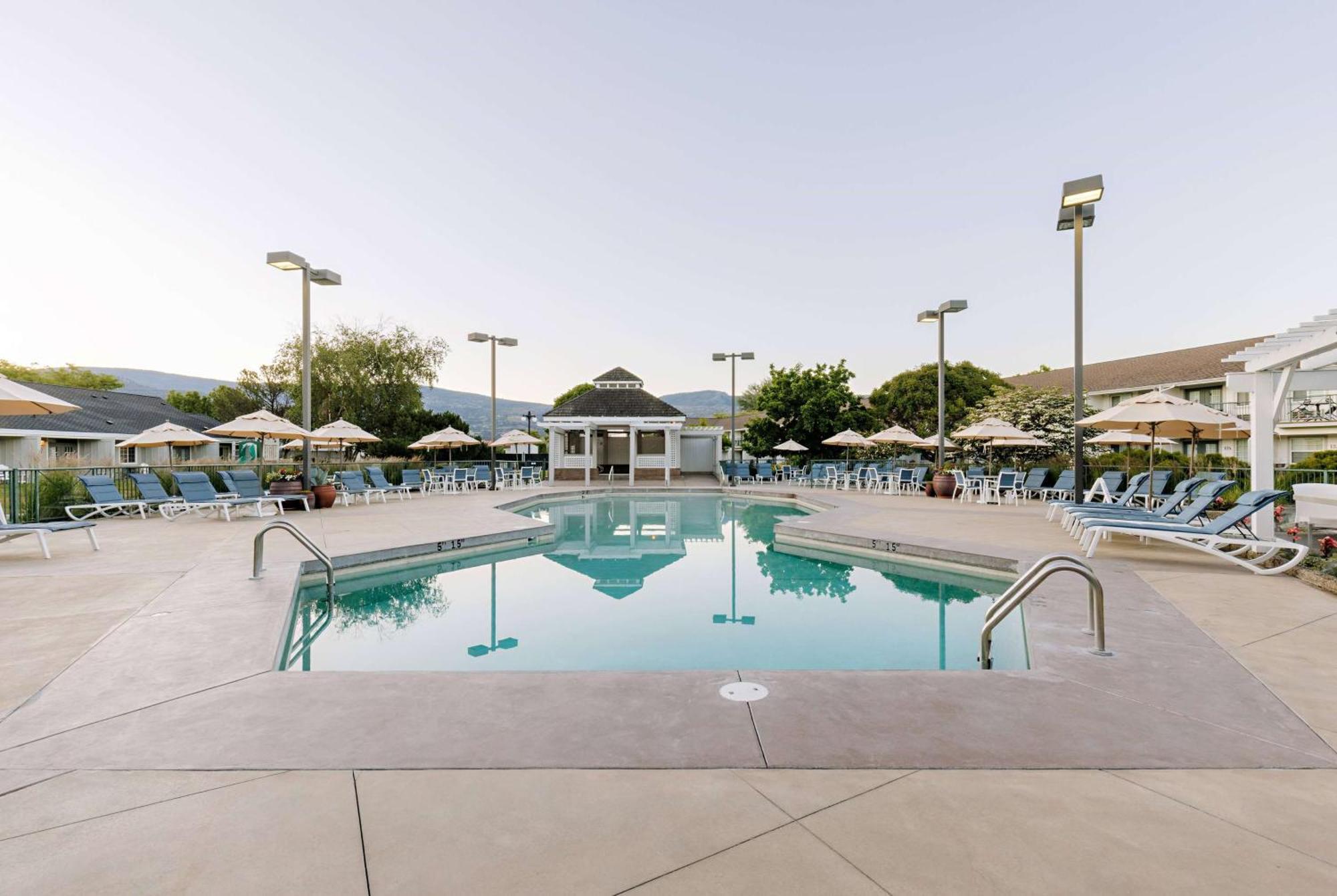 Balcomo, A Ramada By Wyndham Penticton Exterior foto